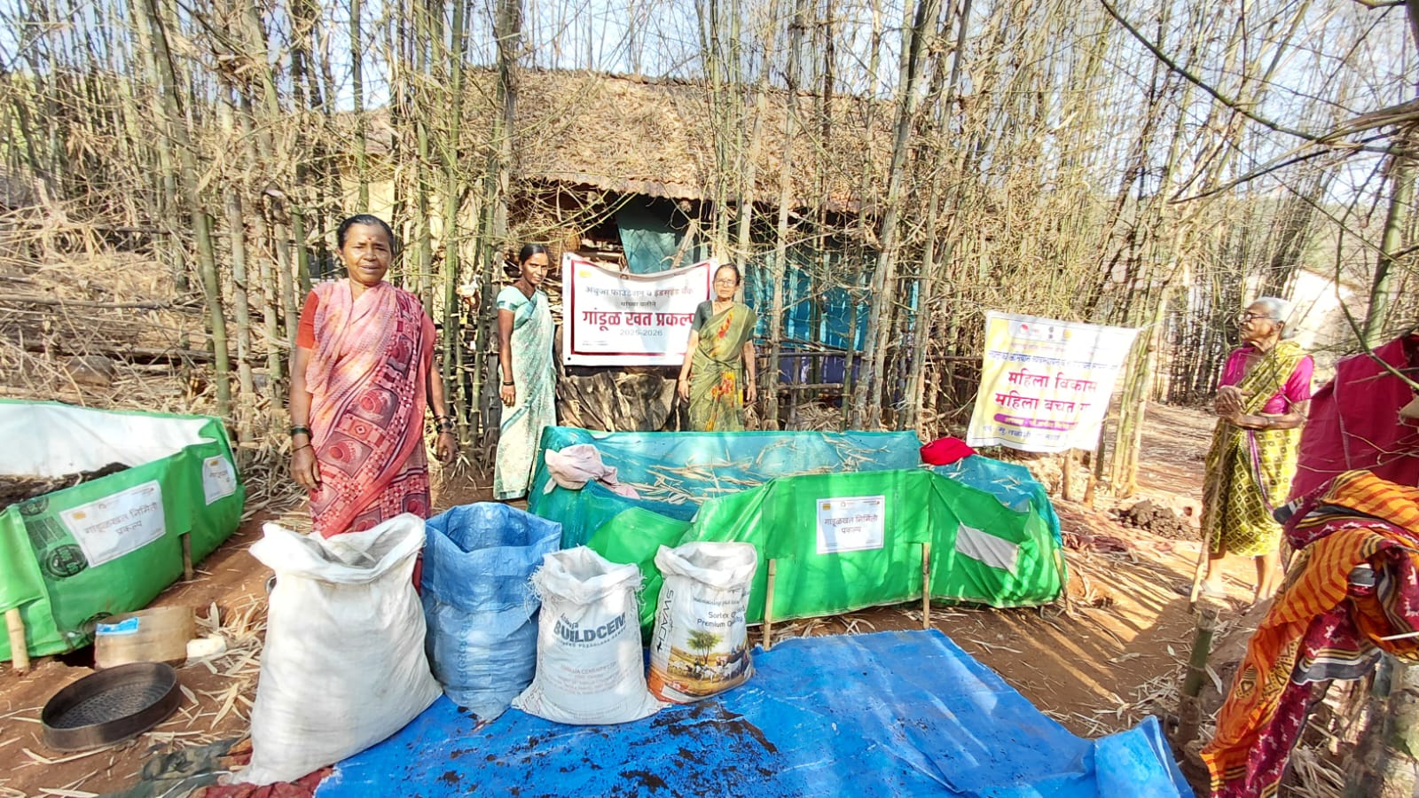 गांडूळ खत तयार करताना गावातील महिला